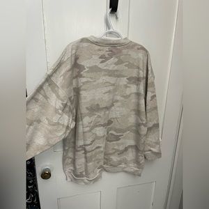 American Eagle Tan/Cream Size Medium Oversized Sweater